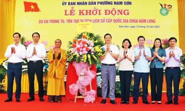 Các đồng chí lãnh đạo tỉnh tặng hoa chúc mừng.